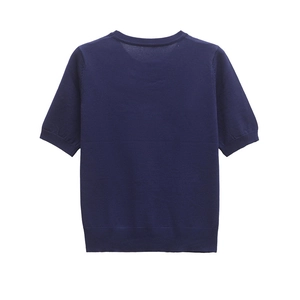 Détail du pull en maille bleu marine à manches courtes montrant le col rond et la texture