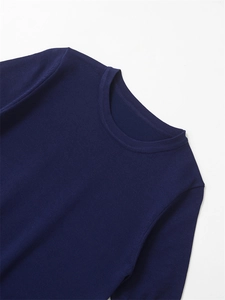 Gros plan sur le pull en maille bleu marine avec col rond classique et texture fine