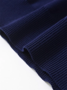 Vue macro détaillée du tissu en maille côtelée bleu foncé montrant la texture fine
