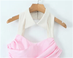 Detail des rosa gestreiften Neckholder-Tops mit weißem Reverskragen und Cut-Out-Design