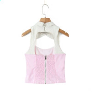 Detail der Baby-Mädchen-Sommeroutfit mit rosa gestreiftem Oberteil und elastischer Raffung