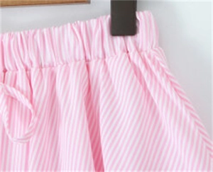 Detail von Baby-Mädchen-Outfit mit rosa gestreiftem Gummizug und Kordelzug-Detail