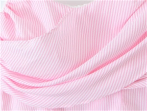 Detailansicht von rosa-weiß gestreiftem Stoff mit eleganten Falten und Lagen-Design