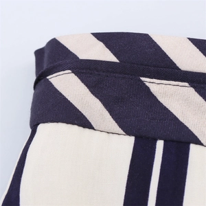 Nahaufnahme des hochwertigen Twill-Stoffes und der gestreiften Nähte dieser weiten Hose