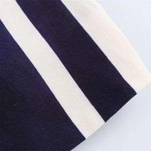 Makroaufnahme von marineblau und cremeweiß gestreiftem Twill-Stoff mit diagonaler Webung