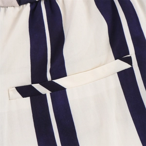 Makroaufnahme der Tasche an der marineblau-cremefarben gestreiften weiten Freizeithose