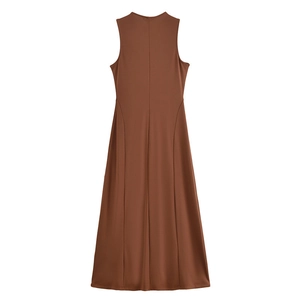 Rückansicht von karamellfarbenem, ärmellosem Maxikleid mit schlanker Passform und A-Linie