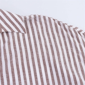 Détail du tissu en mélange de lin à rayures marron et blanc avec couture du col de chemise