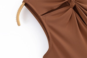 Detail von Knotendesign und Taillenausschnitt an einem hellbraunen, ärmellosen Maxikleid