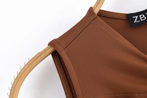 Makroaufnahme des braunen ärmellosen Kleids mit Schulterknoten und feiner Twill-Textur