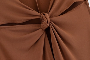 Detail des eleganten Knoten-Designs und der Falten an diesem rostroten schmalen Maxikleid