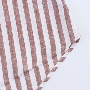 Détail de l'ourlet arrondi et des coutures d'une chemise rayée en mélange de lin