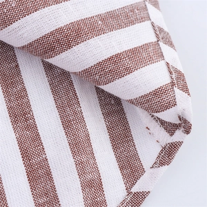Gros plan sur un tissu en lin mélangé à rayures marron et blanc avec ourlet