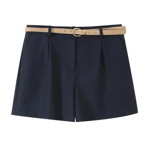 Pantaloncini eleganti blu navy a vita alta con pieghe da donna e sottile cintura marrone