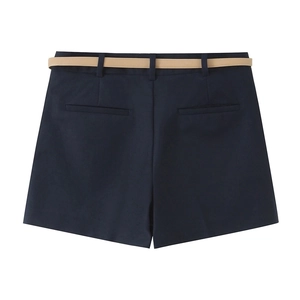 Pantaloncini blu scuro da donna con pieghe, cintura marrone e tasche a filetto