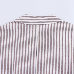 Détail de la chemise en lin rayée marron et blanc avec pli creux au dos et col classique