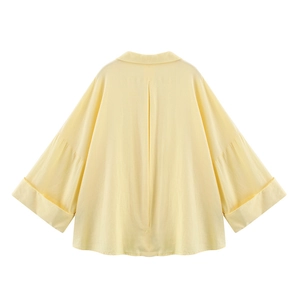 Vue arrière de la chemise jaune surdimensionnée en lin avec pli creux et poignets