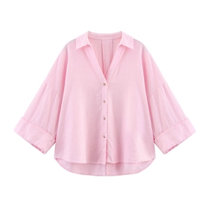 Détail d'une chemise rose oversize en lin mélangé avec col en V et boutons foncés