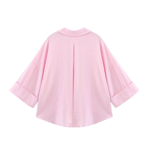 Vue détaillée du dos d'une chemise en lin à rayures roses avec pli creux et poignets larges