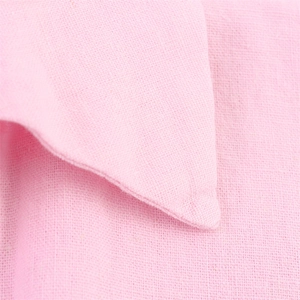 Détail du col d'une chemise rose à rayures en lin avec texture et surpiqûres