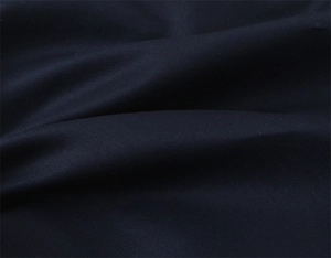Vista macro della trama del tessuto blu navy con motivo a trama saia dettagliato
