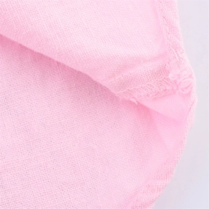 Gros plan du tissu en mélange de lin rose montrant la texture et les coutures soignées