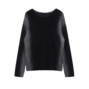 Pull en maille noire à col rond posé à plat avec finitions de bords-côtes délicates