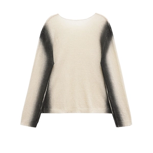 Détail de l'effet dégradé ombré sans couture sur le tricot à manches longues