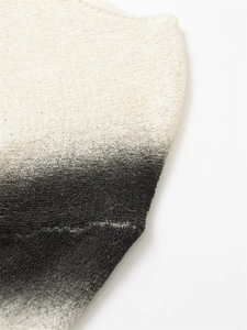 Vue détaillée de la texture du tricot et du dégradé de couleurs noir et blanc du tissu