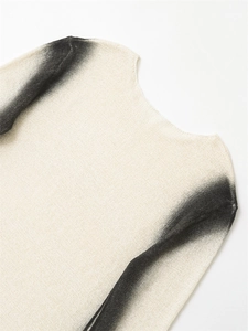 Gros plan sur la maille et le dégradé noir par pulvérisation sur un pull crème pour femme