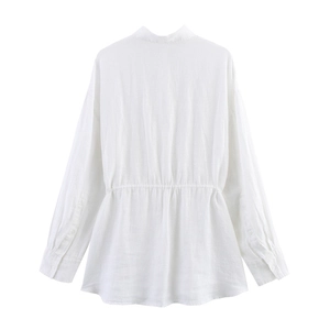Vue détaillée du dos d'une chemise blanche à manches longues avec taille coulissante