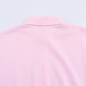 Détail du col arrière d'une chemise rose clair en coton et lin avec coutures précises