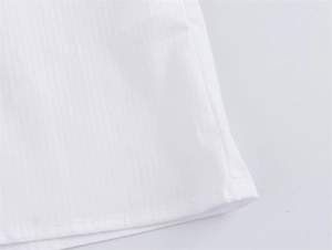 Detail-Nahaufnahme der hochwertigen weißen Twill-Stoffstruktur und der Saumnähte des Hemdes