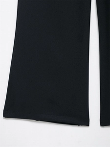 Dettaglio della gamba dei pantaloni neri che mostra cuciture e trama del tessuto premium