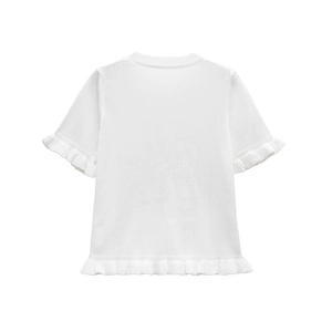 Pull en tricot blanc à manches courtes avec ourlet à volants et col rond sur fond blanc
