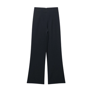 Dettaglio di pantaloni neri a gamba larga a vita alta con cintura senza cuciture liscia
