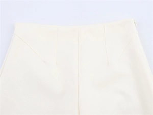 Detailansicht cremefarbene Hose mit hoher Taille, Ziernähten und verdecktem Seitenreißverschluss