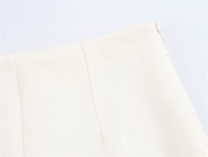 Detailansicht der minimalistischen cremefarbenen Hose mit verdecktem Reißverschluss