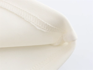 Detaillierte Makroaufnahme hochwertiger Doppelstichnähte an weißer Strickhose für Damen
