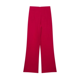 Dettaglio dei pantaloni magenta a vita alta con tessuto liscio e taglio sartoriale