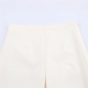 Damenhose in Creme mit hoher Taille, minimalistischem Design und seitlichem Reißverschluss