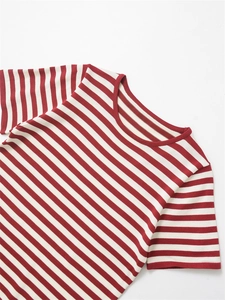 Détail du t-shirt en maille à rayures rouges et blanches avec finitions soignées
