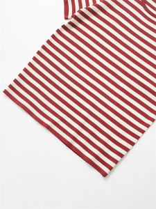 Gros plan sur la texture en maille à rayures rouges et blanches d'un t-shirt d'été