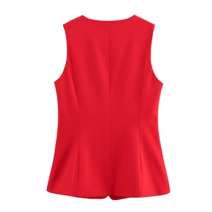 Gilet rosso da donna senza maniche dal taglio slim mostrato dal retro su bianco