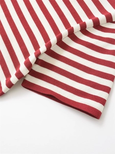 Gros plan sur un tissu en maille rayé rouge et blanc montrant la texture détaillée