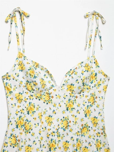 Detalle de vestido de popelina floral con tirantes de lazo y copas estructuradas