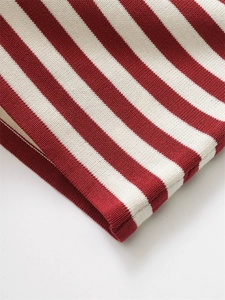 Vue macro détaillée du tissu en maille rayé rouge et blanc à texture haute densité