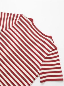 Gros plan sur le tissu en maille rayé rouge et blanc avec col rond et détail d'épaule