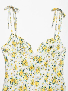 Detalle de vestido de popelina floral con tirantes ajustables y escote en V pronunciado