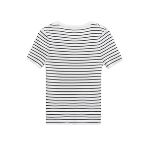 Dettaglio della trama a costine della classica t-shirt a righe bianche e nere a maniche corte